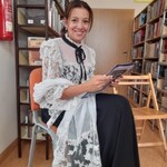 na krześle siedzi pani Asia z książką