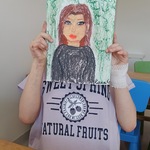 portret dziewczyny w czarnej bluzce