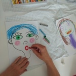 portret z niebieskimi włosami