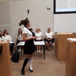aktorka teatru Kroplówka w trakcie odgrywania scenki
