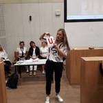aktorka teatru Kroplówka w trakcie gry pokazuje literę U