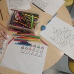 uczniowie z kliniki Neurologii pracują nad swoimi zadaniami