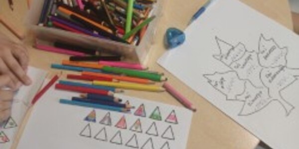 uczniowie z kliniki Neurologii pracują nad swoimi zadaniami