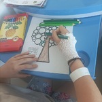 Dziewczynka maluje kropkowe drzewo