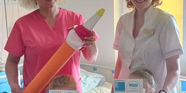 Wspólne zdjęcie nauczycielek przedszkola i dzieci w Dniu Przedszkolaka