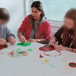 Uczniowie z nauczycielem przy pracy