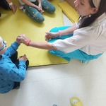 ZABAWA Z PIŁKAMI SENSORYCZNYMI
