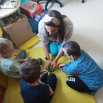 DZIECI BAWIĄ SIĘ SENSORYCZNYMI PIŁKAMI
