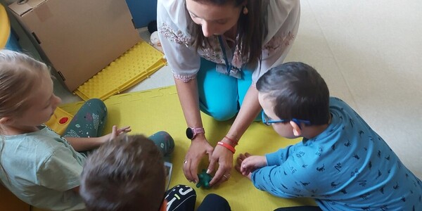 DZIECI BAWIĄ SIĘ SENSORYCZNYMI PIŁKAMI