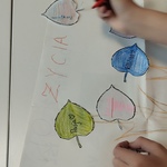 Uczeń pisze swoje wartości na listkach