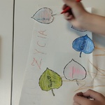 Uczennica wykonuje napis