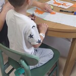 Dzieci wykonują pracę plastyczną