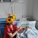 Nauczycielka jako Pani Jesień czyta dziecku książkę o jesieni