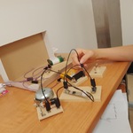 Montowanie prostych obwodów elektrycznych z użyciem baterii, dzwonka, silniczka i żarówki.