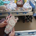 Dzieci z wybranymi pocztówkami
