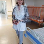 Nauczycielka ucharakteryzowana na sowę - w opasce ilustrującej głowę sowy, w chustce imitującej skrzydła, obwieszona piórami