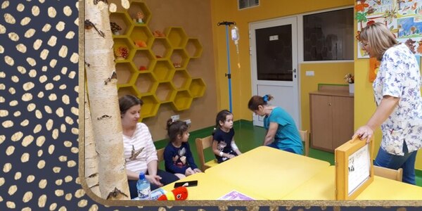 Kolaż czterech zdjęć: jedno przedstawia planszę tytułową bajki; na trzech pozostałych dwie dziewczynki z mamami siedzą przy żółtym stoliku, a nauczycielka prezentuje skrzynkę do teatru kamishibai i czyta bajkę.