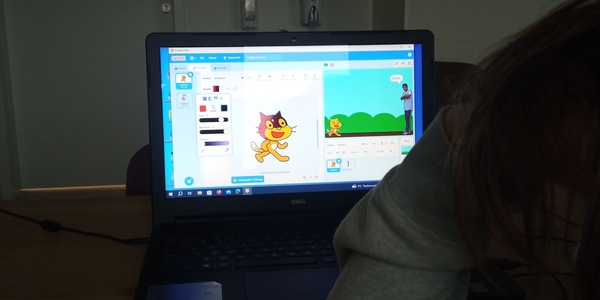 Uczeń programuje w Scatch