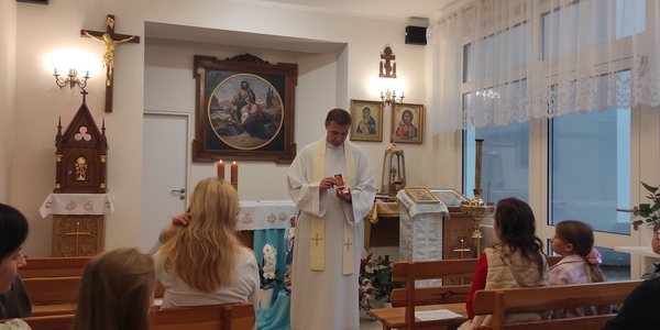 Ksiądz kapelan pokazuje obrazek z bł. Jerzym Popiełuszko