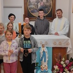 Uczestnicy nabożeństwa różańcowego w kaplicy UDSK