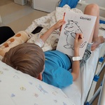 Chłopiec dorysował do ilustracji stwora Gruffalo kilka elementów w jego wyglądzie zgodnie z treścią książki