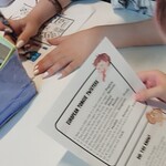 Uczennica czyta łamańce językowe w różnych językach