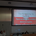 Pani Anna Białous wykonuje utwór Serce w plecaku