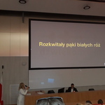 Pani Joanna Tołoczko wykonuje pieśń Rozkwitały pąki białych róż