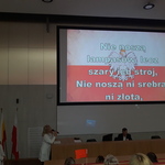 Pani Joanna Tołoczko wykonuje pieśń Szara piechota