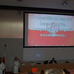 Pani Joanna Tołoczko wykonuje utwór Przybyli ułami pod okienko