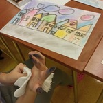 Dziecko pokazuje rękę po skończonej pracy
