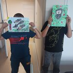 Chłopcy trzymają swoje prace z jeżami