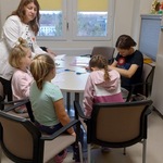 Dzieci wykonują pracę plastyczną