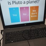 Uczennica wykreśla nazwy planet w j.angielskim