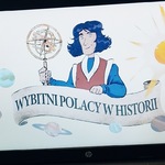 Uczniowie oglądają prezentację o Mikołaju Koperniku