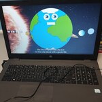 Uczniowie słuchają piosenki o planetach