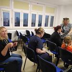 Uczestnicy spotkania z okazji Światowego Dnia Misia grają na instrumentach