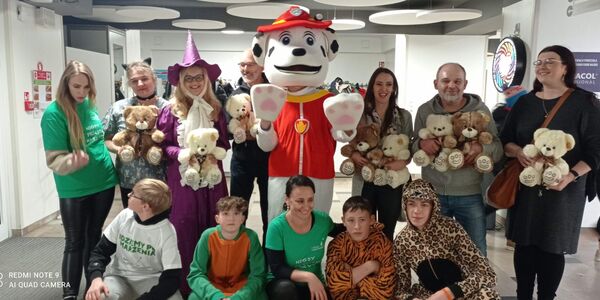 Fundacja Mam Marzenie, sponsorzy , wolontariusze na spotkaniu z okazji Światowego Dnia Pluszowego Misia