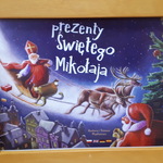 Strona tytułowa bajki „Prezenty Świętego Mikołaja”.