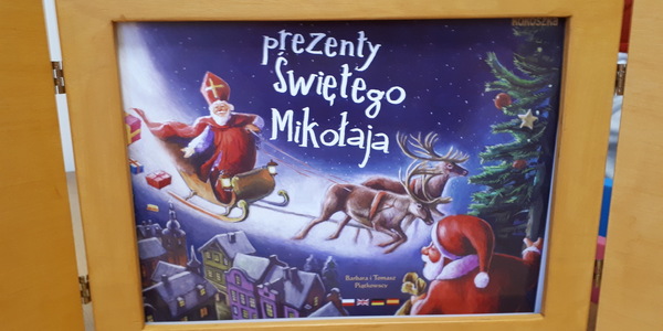 Strona tytułowa bajki „Prezenty Świętego Mikołaja”.
