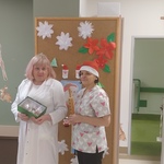 Nauczycielki z pudełkiem pierników, które przekażą na akcję O!Piernicz Raka