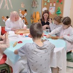 Wałkowanie ciasta i wykrawanie ciasteczek