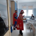 wesołe klauny w swojej pracy