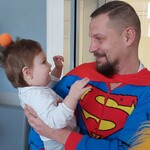 wesołe zabawy z klaunem