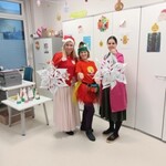 Obraz zawierający ubrania, ściana, w pomieszczeniu, obuwie