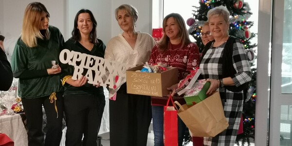przekazujemy pierniki na kiermasz od nauczycieli ZS 15 Organizatorkom akcji O!piernicz raka