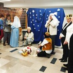 Obraz zawierający ubrania, osoba, instrument muzyczny, w pomieszczeniu