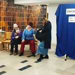 Obraz zawierający ubrania, obuwie, osoba, w pomieszczeniu