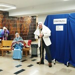 Obraz zawierający ubrania, w pomieszczeniu, ściana, stół