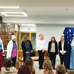 Obraz zawierający ubrania, osoba, w pomieszczeniu, ściana